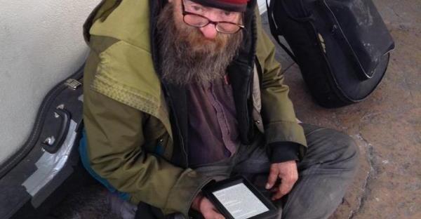 homeless man given a kindle